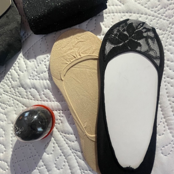 BUNDLE OF NEW NEVER WORN TIGHTS, KNEE HIGHS, NO SHOW SOCKS - Picture 8 of 11